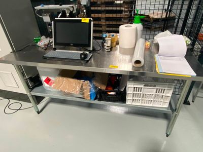 un bureau sur lequel est posé un ordinateur portable