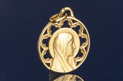 l'image d'une médaille d'or sur laquelle figure le visage d'une femme