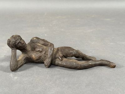 KIPS (XXe) Homme nu allongé. Epreuve en bronze à patine brun…