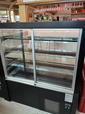 une vitrine qui contient beaucoup de nourriture