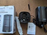 une boîte contenant un chargeur, un stylo et un chargeur, posée par terre
