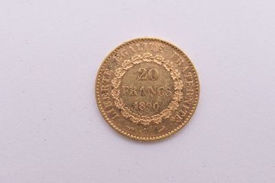 gros plan d'une pièce d'or sur une surface blanche
