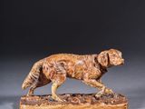 une image représentant une statue de chien posée sur un socle en bois