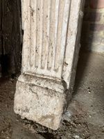 Paire de pilatres en chêne sculpté de cannelures. (photo 4)