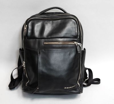 un sac à dos en cuir noir muni de fermetures éclair et d'une poche à fermeture éclair