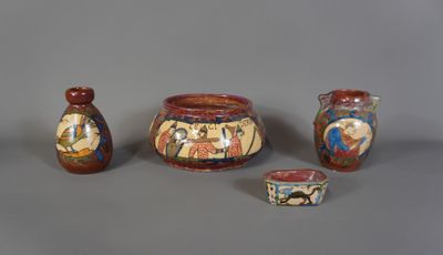 trois pièces de poterie posées sur une table l'une à côté de l'autre