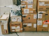 de nombreux cartons empilés les uns sur les autres dans un entrepôt