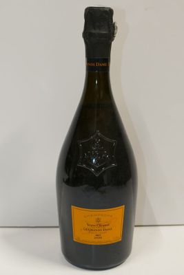 la bouteille de champagne est posée sur une surface blanche