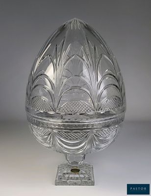 une image représentant un œuf en verre transparent posé sur un socle