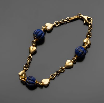 un bracelet composé de perles en or et en lapis-lazuli, ainsi que de perles de verre bleues