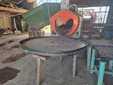 une grosse machine posée sur une table