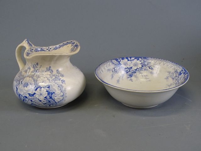 SARREGUEMINES – Partie de garniture de toilette en faïence, décor...