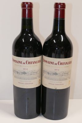deux bouteilles de vin posées sur une table l'une à côté de l'autre