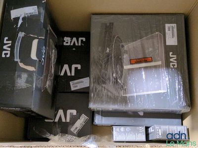 de nombreux cartons contenant du matériel électronique, rangés dans un carton