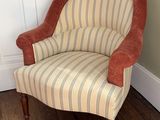 une chaise qui se trouve dans le coin d'une pièce
