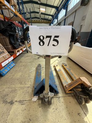 un gros plan sur une étiquette apposée sur un chariot dans un entrepôt