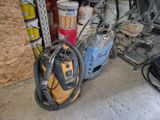 une photo d'un aspirateur et d'autres outils dans un garage