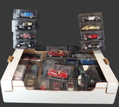 de nombreuses petites voitures dans une vitrine posée sur une table