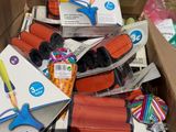une boîte en carton remplie de fournitures scolaires et une paire de ciseaux
