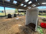 un poulailler au milieu d'un champ recouvert de foin