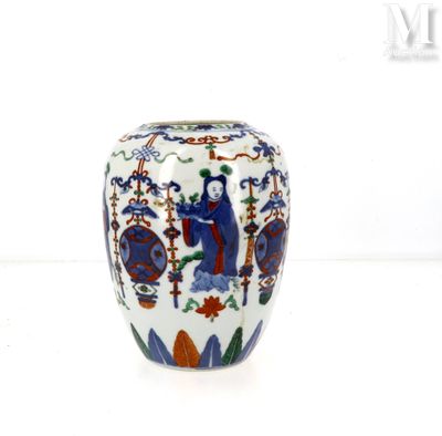 un vase blanc orné d'un motif bleu et rouge