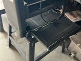 une photo d'une chaise qui se trouve dans un garage