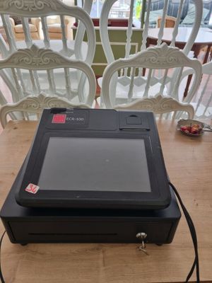 une photo d'un terminal de point de vente posé sur une table
