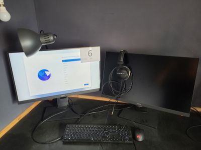 un bureau équipé de deux écrans et d'un clavier