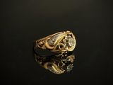 une image représentant une bague en or sertie de diamants sur un fond noir