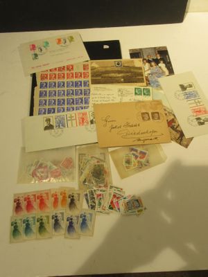 une table sur laquelle sont posés de nombreux timbres anciens et d'autres timbres