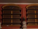 une pièce avec une horloge accrochée au mur et de nombreuses fenêtres