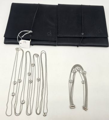 un assortiment de colliers et de bracelets en argent présentés sur un fond blanc