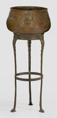 une image représentant un grand pot en bronze posé sur un socle, sur fond blanc