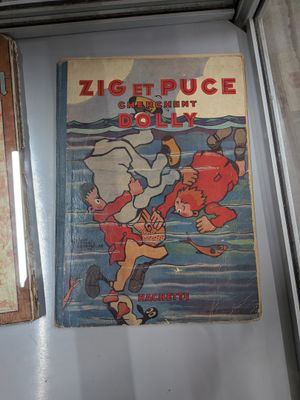 deux livres exposés dans une vitrine