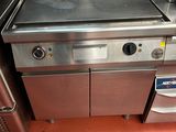 plan de travail en acier inoxydable avec four et lave-vaisselle dans une cuisine professionnelle