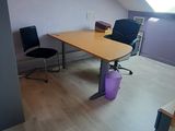 une pièce avec un bureau et une chaise