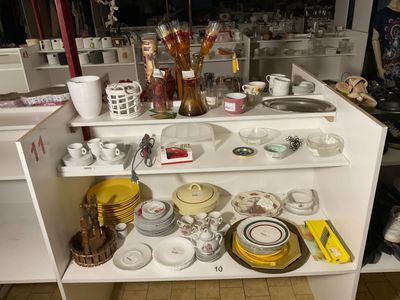 un placard blanc sur lequel sont posés de nombreux assiettes et tasses