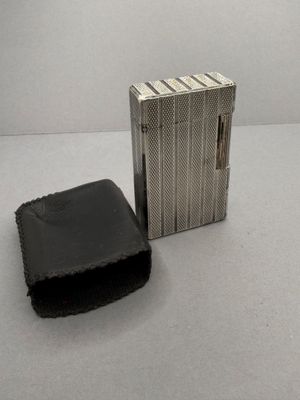 un briquet posé à côté d'un paquet de cigarettes