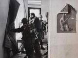 une photo en noir et blanc représentant un groupe de personnes dans une pièce