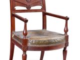 une image représentant une chaise en bois avec une assise en cuir sur fond blanc