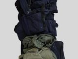 un tas de vêtements empilés les uns sur les autres