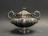 une théière ancienne plaquée argent, surmontée d'un oiseau