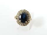 Gros plan sur une bague contenant une pierre bleue