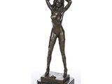 une statue en bronze d'une femme avec un chapeau sur la tête