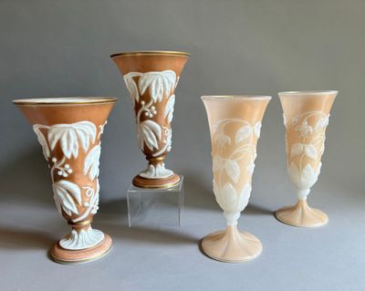 trois vases posés l'un à côté de l'autre sur une table