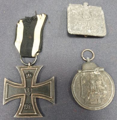deux médailles et une médaille sont posées sur une table