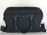 un sac noir muni d'une poignée noire et d'une bandoulière noire