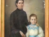 portrait d'une femme et d'un enfant dans un cadre en bois