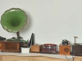 un meuble en bois sur lequel est posée une radio