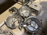 de nombreuses casseroles et poêles sur le comptoir de la cuisine